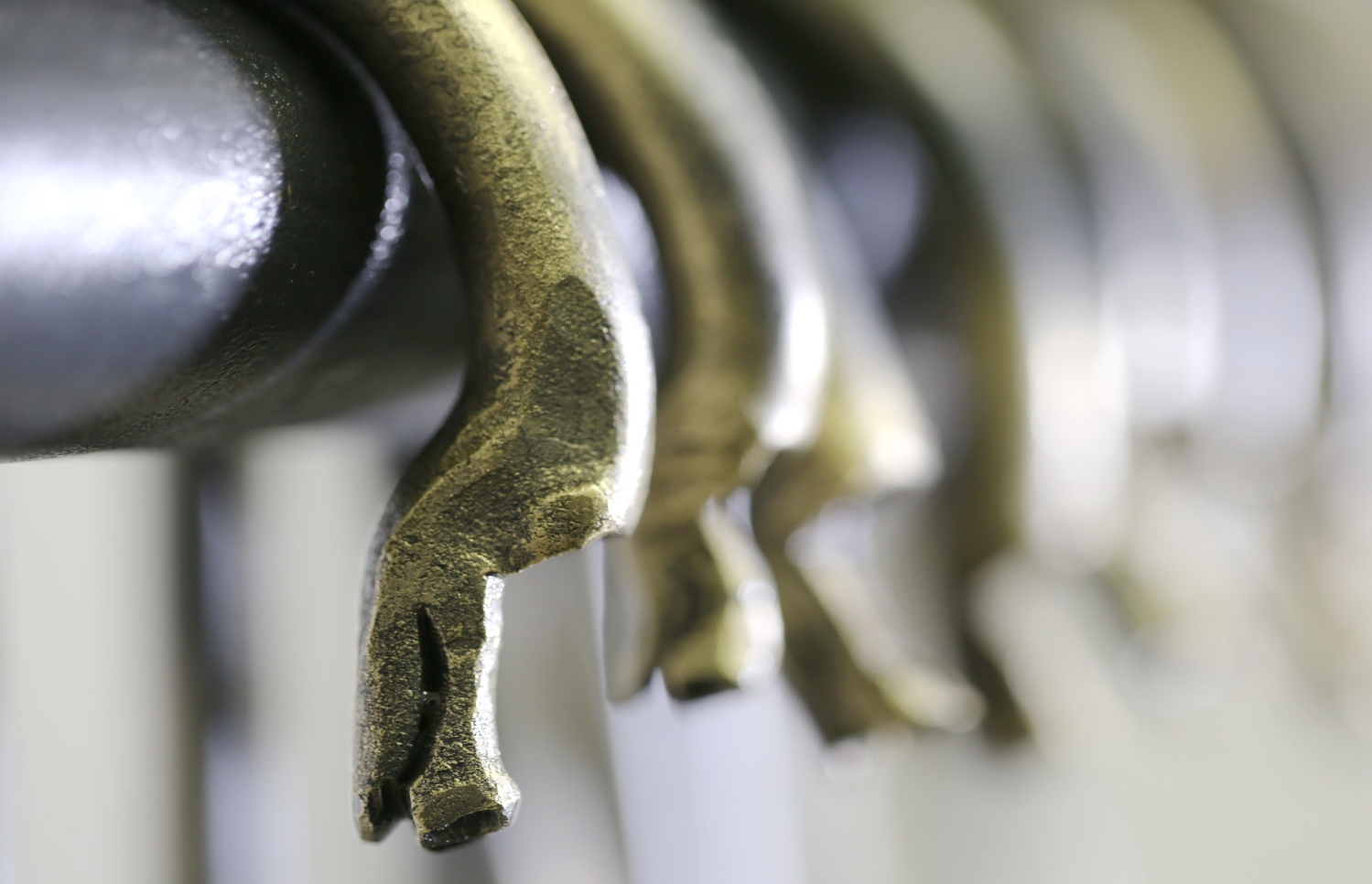 Kleiderbügel mit geschmiedeten Fabelwesen