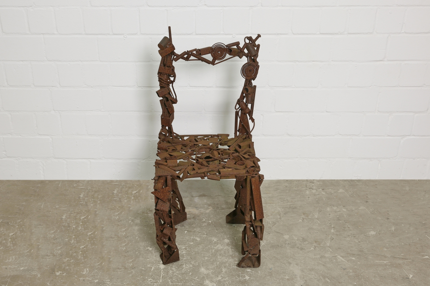 Stuhl Skulptur aus Schrott Teilen geschweißt