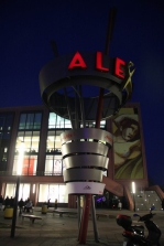 Kunst Stele Alexa mit leuchtendem Schriftzug in der Nacht