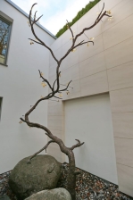 Bronzebaum - riesige Skulptur in einem Atrium