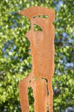 Skulptur einer Frau aus Stahlblech