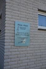 Info Schild aus Glas für eine Privat-Paxis