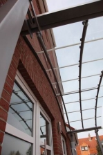 Vordach aus Stahl und Verbund Sicherheitsglas (VSG)