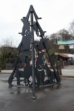 Tannenbaum aus Stahl mit Tieren aus dem Yukon für Yukon Bay im Zoo Hannover