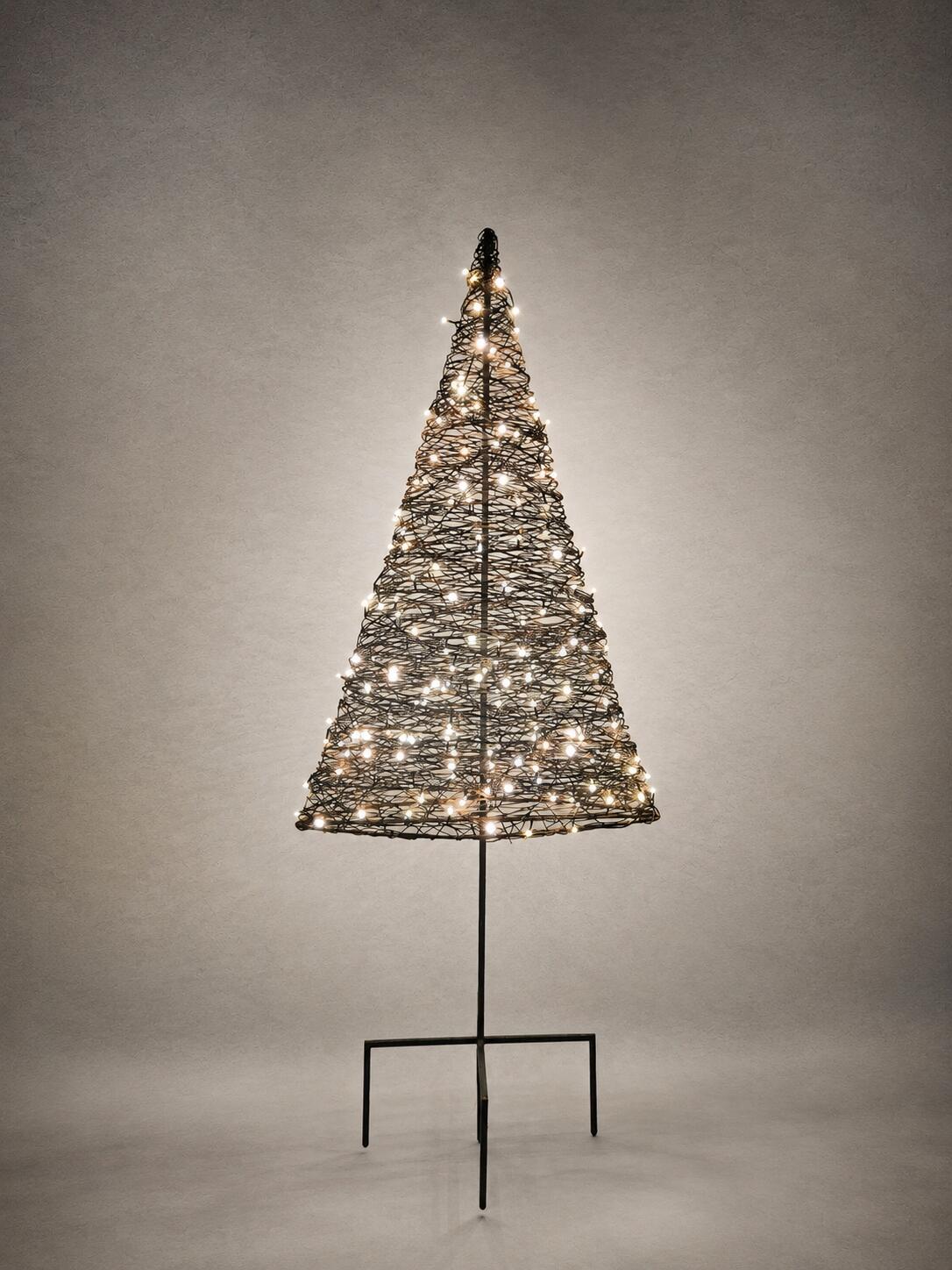 Draht-Tannenbaum mit Stamm – Skulptur aus gewickeltem Stahldraht - Drahttannenbaum mit Stamm
