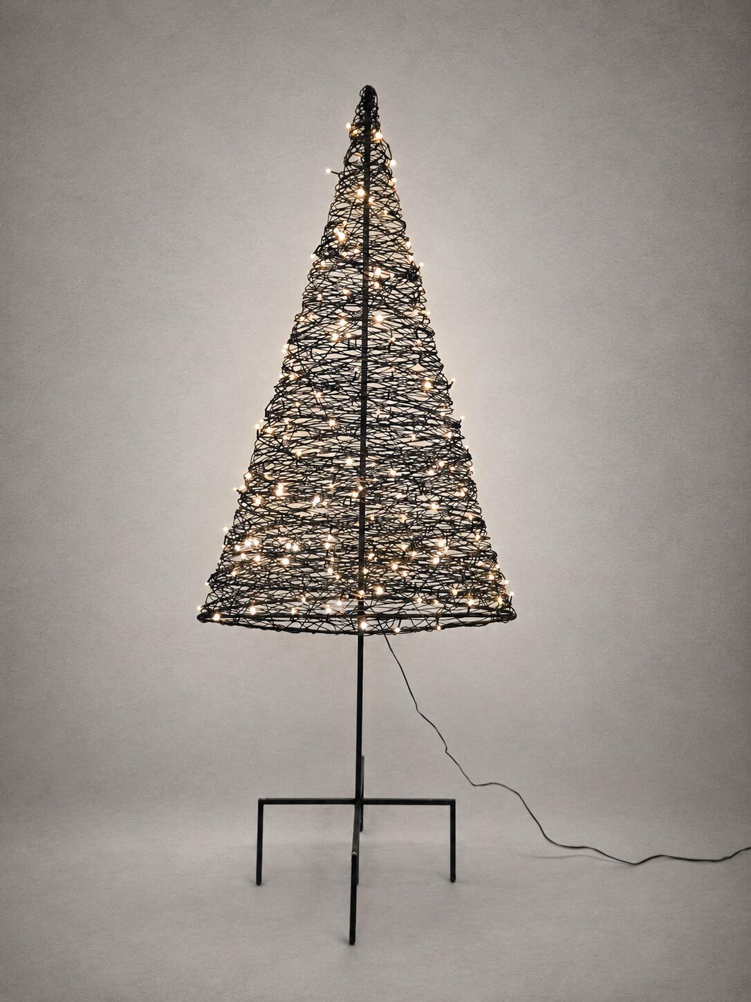 Draht-Tannenbaum mit Stamm – Skulptur aus gewickeltem Stahldraht - Drahttannenbaum mit Stamm