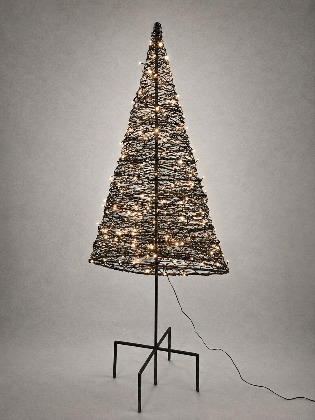 Draht-Tannenbaum mit Stamm – Skulptur aus gewickeltem Stahldraht - Drahttannenbaum mit Stamm