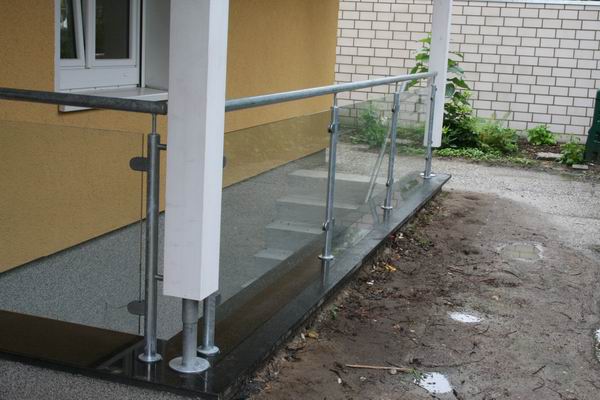 Geländer aus feuerverzinktem Stahl und Sicherheitsglas