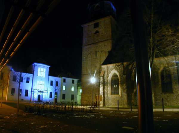 schöne Anstrahlung des Marktkirchenplatz in Haldensleben