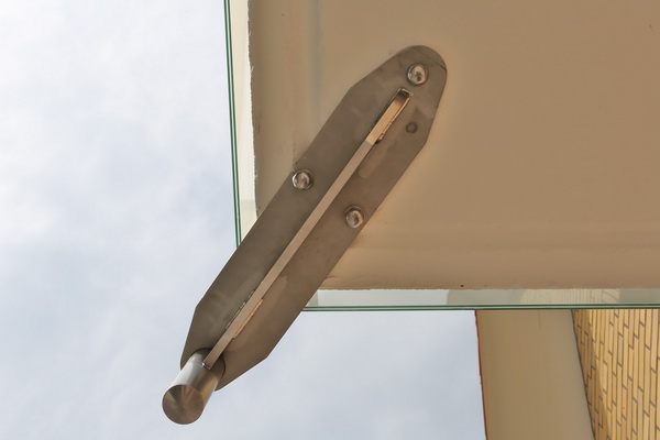 Edelstahlgeländer mit matter Glasfüllung.