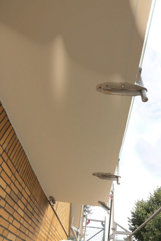 Edelstahlgel&auml;nder mit matter Glasf&uuml;llung.