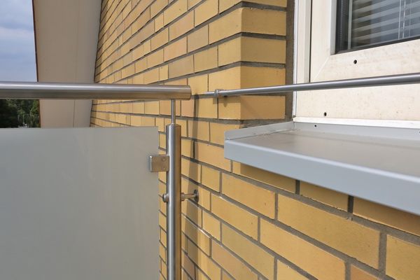 Edelstahlgeländer mit matter Glasfüllung.