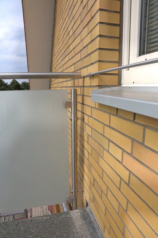 Edelstahlgel&auml;nder mit matter Glasf&uuml;llung.