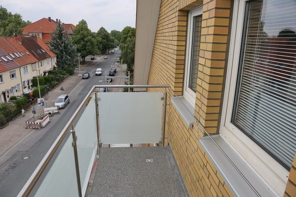 Edelstahlgeländer mit matter Glasfüllung.