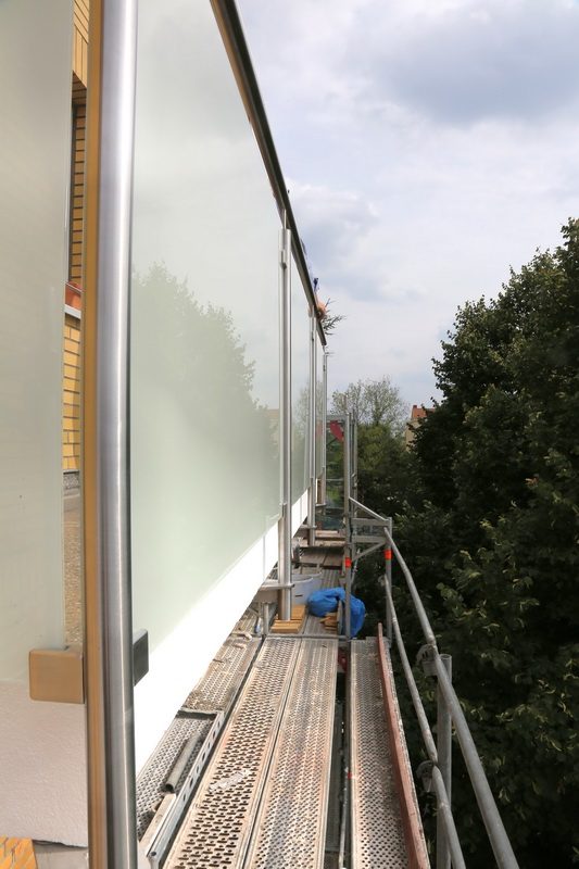 Edelstahlgel&auml;nder mit matter Glasf&uuml;llung.