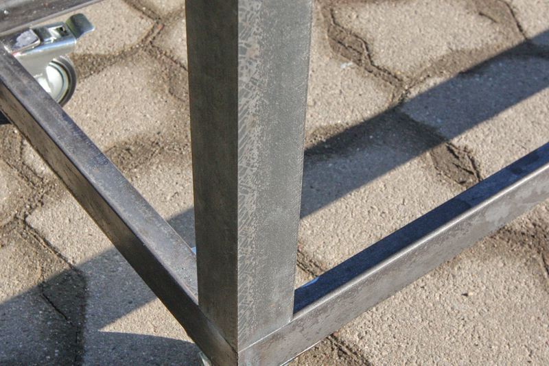 rollbares Untergestell aus Stahl für eine Bank