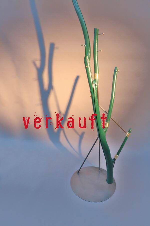 Grün lackierte Baumstamm Garderobe