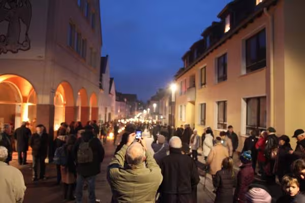 Am 19. Dezember wurde die Beleuchtung des Weltkulturerbes Michaeliskirche offiziell &uuml;bergeben.