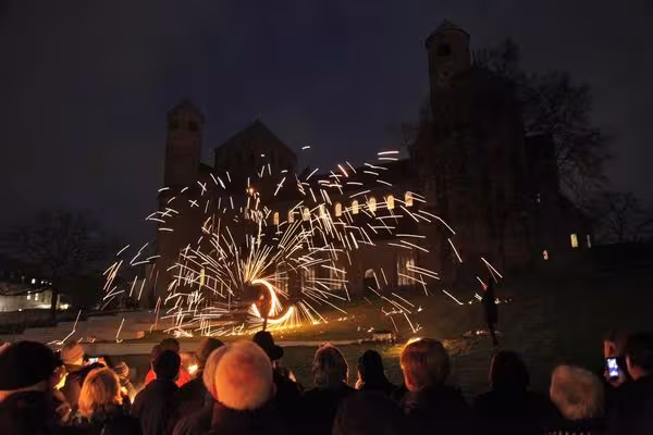 Am 19. Dezember wurde die Beleuchtung des Weltkulturerbes Michaeliskirche offiziell &uuml;bergeben.