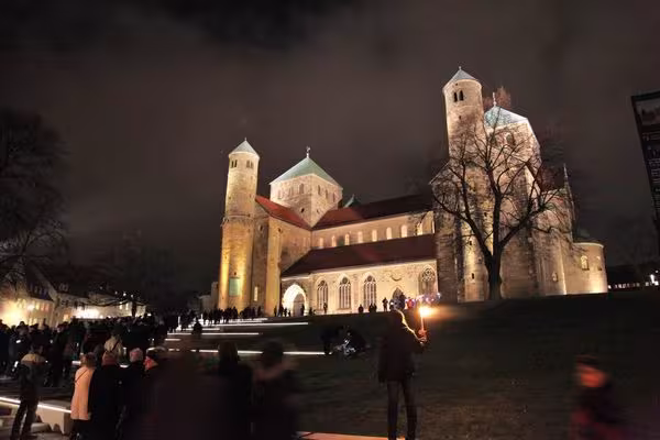 Am 19. Dezember wurde die Beleuchtung des Weltkulturerbes Michaeliskirche offiziell &uuml;bergeben.