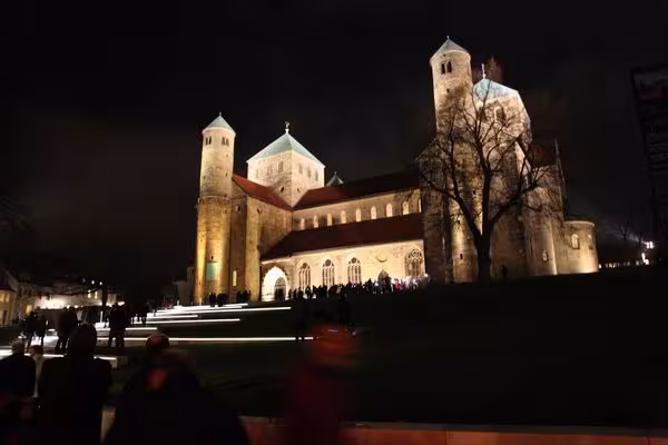 Am 19. Dezember wurde die Beleuchtung des Weltkulturerbes Michaeliskirche offiziell &uuml;bergeben.