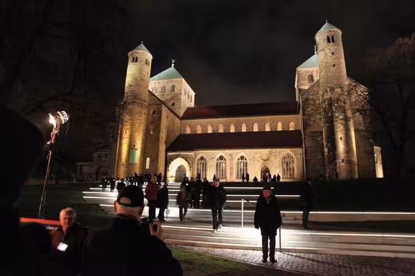 Am 19. Dezember wurde die Beleuchtung des Weltkulturerbes Michaeliskirche offiziell übergeben. - LED Geländer