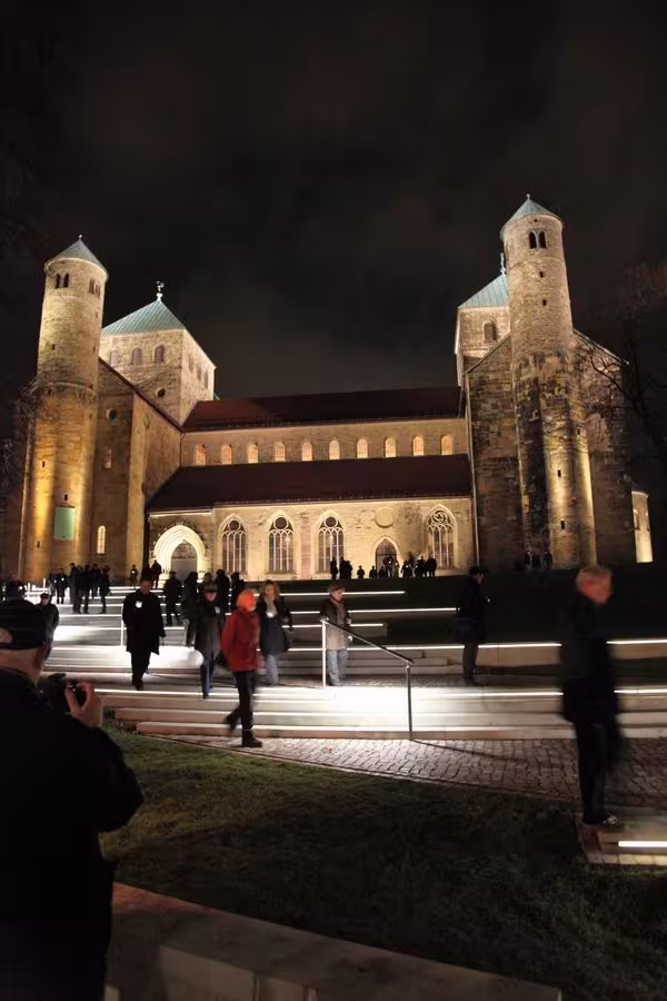 Am 19. Dezember wurde die Beleuchtung des Weltkulturerbes Michaeliskirche offiziell &uuml;bergeben.