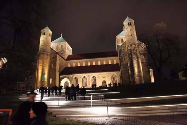 Am 19. Dezember wurde die Beleuchtung des Weltkulturerbes Michaeliskirche offiziell &uuml;bergeben.