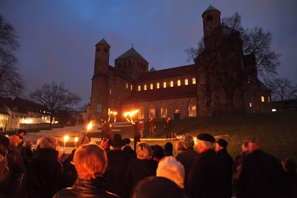 Am 19. Dezember wurde die Beleuchtung des Weltkulturerbes Michaeliskirche offiziell &uuml;bergeben.