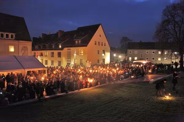 Am 19. Dezember wurde die Beleuchtung des Weltkulturerbes Michaeliskirche offiziell &uuml;bergeben.