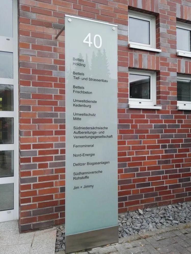 beschriftete Stele f&uuml;r die Bettels Holding in Hildesheim