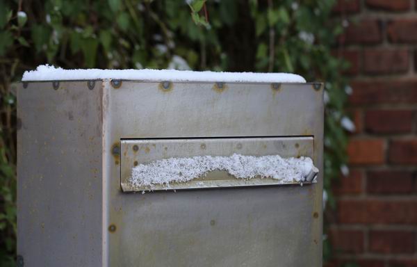 In natürlicher Umgebung nimmt der Briefkasten / Standbriefkasten nach und nach seine rostige Patina