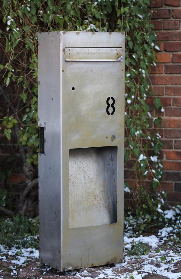 Schon eine eindrucksvolle Erscheinung, so ein Briefkasten / Standbriefkasten.