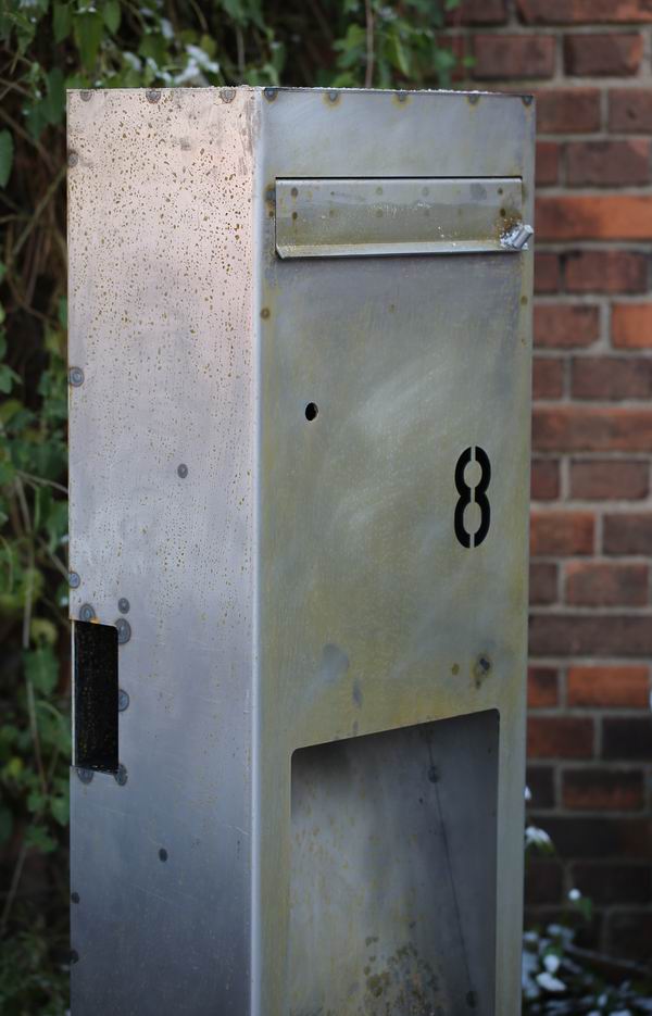 Briefkasten / Standbriefkasten aus rostigem Stahl - ein Hingucker
