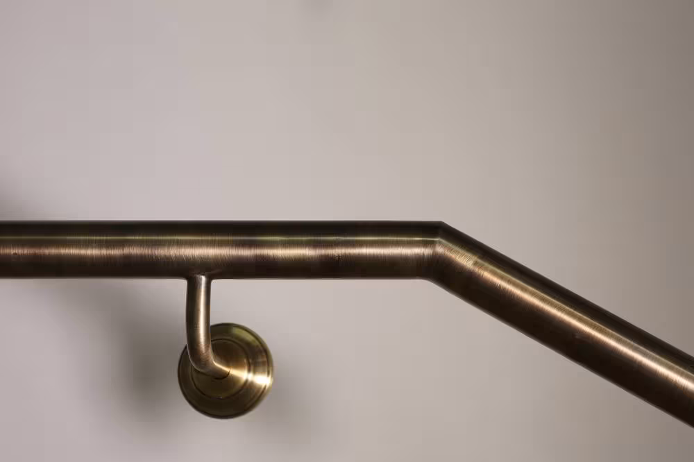 patinierter Bronze Handlauf mit Wand Rosetten