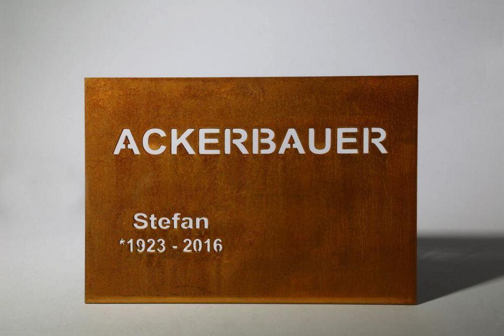 Grabsteinbeschriftung aus 5 mm Corten Stahl - rostige Grab Beschriftung