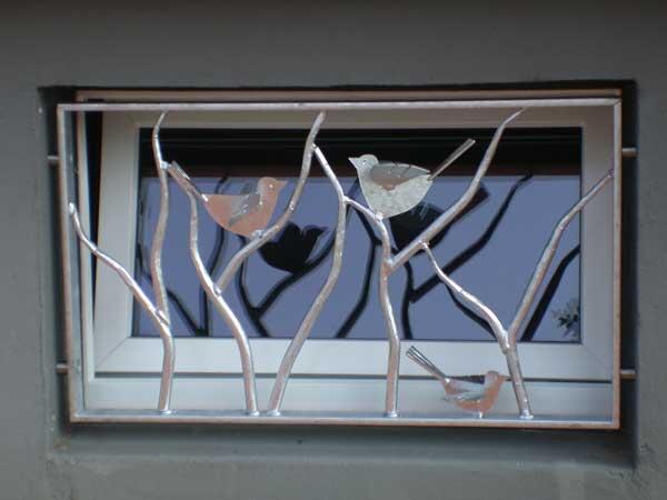 Fenstergitter aus geschmiedetem Eisen in Baumstruktur mit gelaserten Vögeln - hübsches Fenstergitter