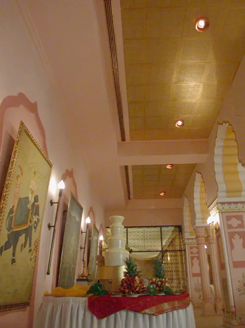 Die Palasthalle des Maharadja eingedeckt f&uuml;r ein Fest