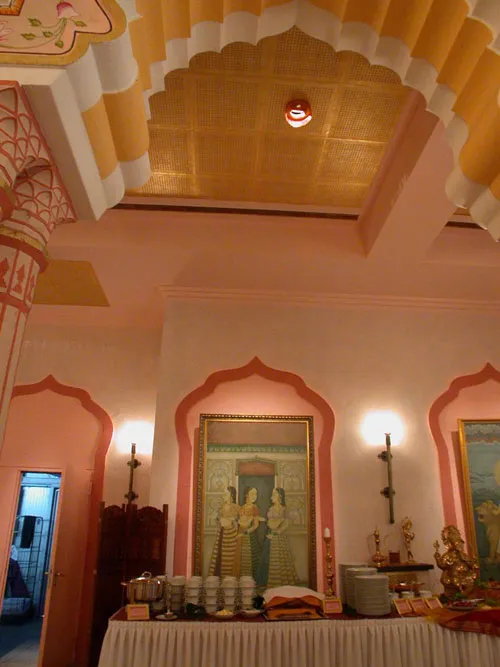 Die Palasthalle des Maharadja eingedeckt f&uuml;r ein Fest