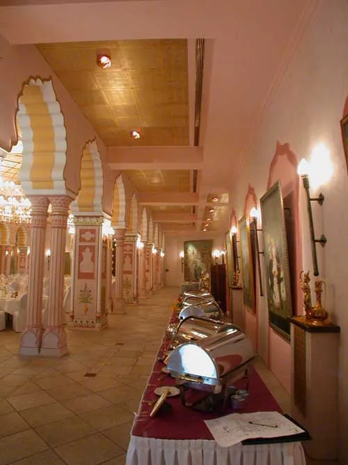 Die Palasthalle des Maharadja eingedeckt f&uuml;r ein Fest