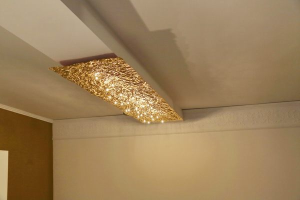 goldene Deckenleuchte vom Feinsten