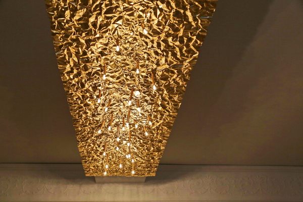 Deckenleuchte mit geknitterter und vergoldeter Kupferfolie