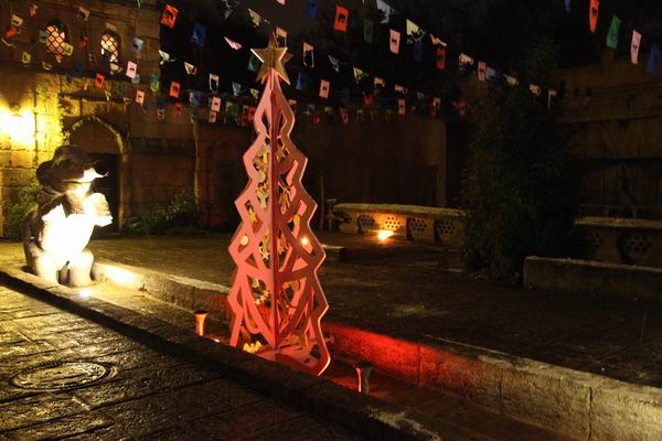 schön rosa, riesiger Tannenbaum in Dschungelpalast im Winter-Zoo Hannover