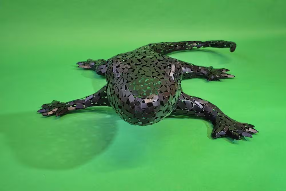 Wahrhaft beeindruckender Gecko aus kleinen Blechteilen