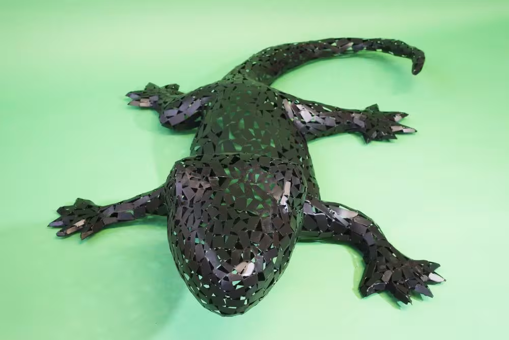 Wahrhaft beeindruckender Gecko aus kleinen Blechteilen