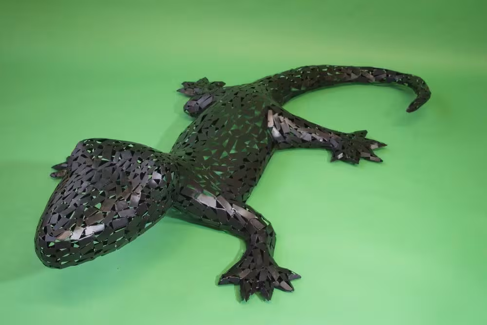 Wahrhaft beeindruckender Gecko aus kleinen Blechteilen