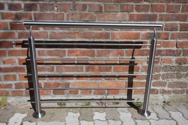 Edelstahlgeländer aus 42 mm Edelstahlrohr mit Reling Füllung