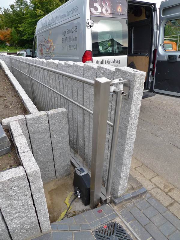 Elektrisch verfahrbares Edelstahl Schiebetor - Edelstahl Schiebetor
