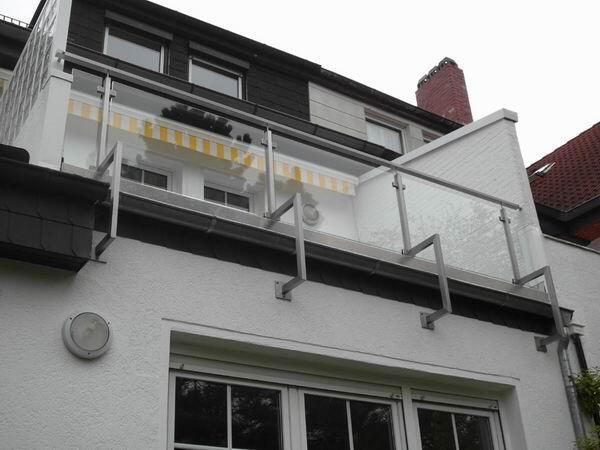Balkongeländer aus Edelstahl Rechteckrohr mit Füllung aus Sicherheits Glas