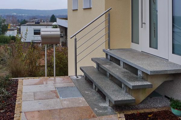Treppengeländer aus Edelstahl Rohr und 12 mm Vollmaterial